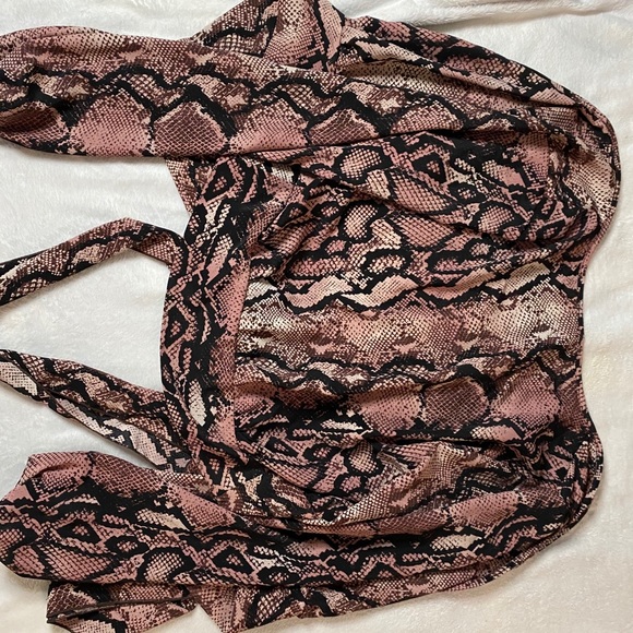 Cropped snake print wrap top - Picture 2 of 5